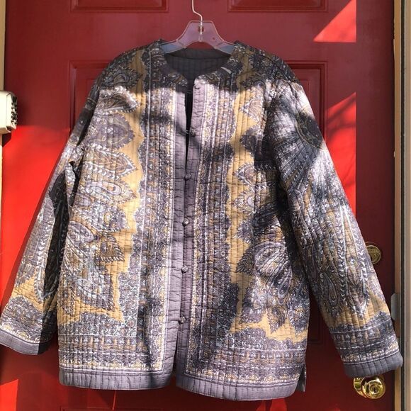 REVERSIBLE QUILTED lightweight jacket, pit to pit 24 1/2” Large Preworn - Picture 2 of 16